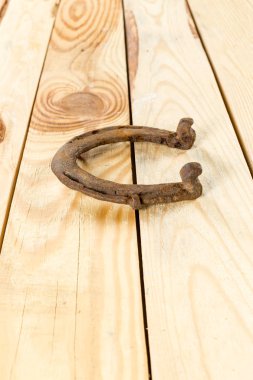 Ahşap tahta üzerinde eski paslı nal