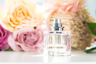 çiçek taşıyan parfüm şişeleri