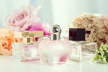 çiçek taşıyan parfüm şişeleri