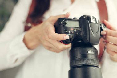 Güzel kadın, DSR kamerası olan profesyonel bir fotoğrafçı.