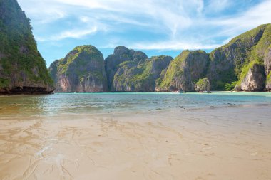 Kaya, deniz ve mavi gökyüzü