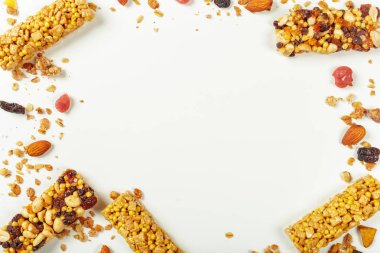 Beyaz arka plan üzerinde izole granola barlar.