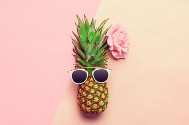 ananas gözlüklü renkli kağıt üzerinde