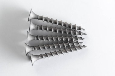 beyazda izole edilmiş vidalar