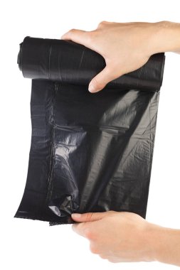 Beyaz arka plan üzerinde izole çöp torbası tutan eller kadın