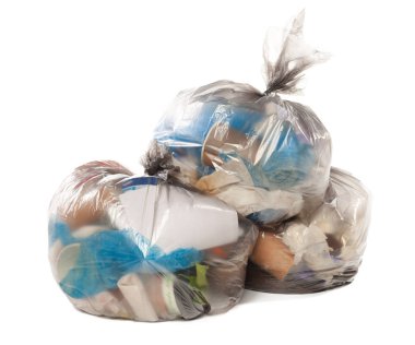 Plastik torbalar çöp izole beyaz zemin üzerine dolu