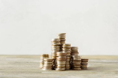 ahşap masa sikke yığını