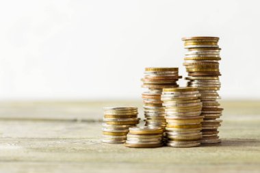 ahşap masa sikke yığını