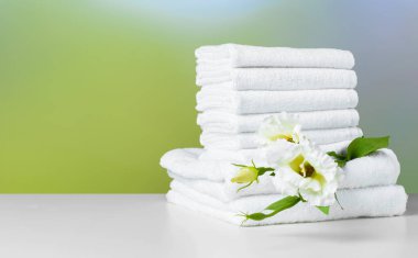 Katlanmış beyaz spa havlu yığını