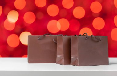 Alışveriş torbaları masanın üzerine