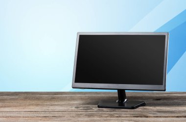 Laptop ahşap masada.