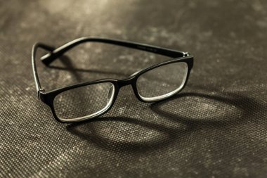 Gözüne gözlük veya siyah arka plan üzerine gözlük.