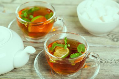 Tahta masada bir fincan çay.