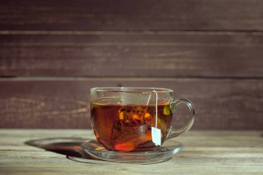 Tahta masada bir fincan çay.