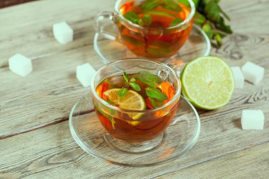 Tahta masada bir fincan çay.