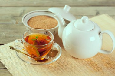 Tahta masada bir fincan çay.