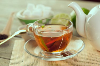 Tahta masada bir fincan çay.