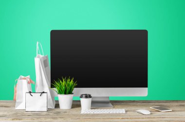 Çalışma alanı tablosu üzerinde modern masaüstü bilgisayar ile