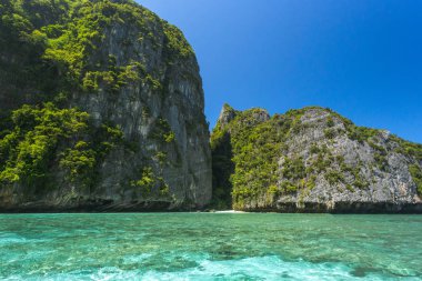 kayalar ve deniz gökyüzü karşı doğal görünümünü
