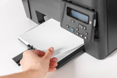 İşyeri masada yazıcıda 