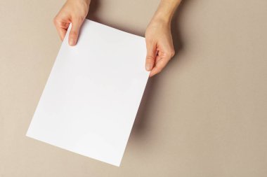 Kağıtları a4 boyutunda tutan el