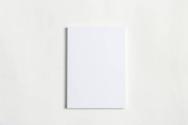 Ahşap masa üzerinde beyaz iş kartı. Boş dikey A4.