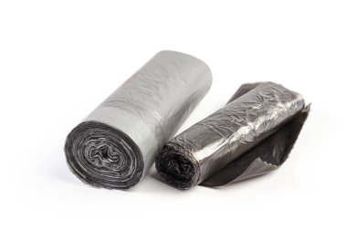Beyaz arkaplanda izole edilmiş plastik çöp torbaları