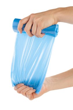 Beyaz arka plan üzerinde izole çöp torbası tutan eller kadın
