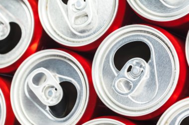 Beyaz bir arka plan üzerinde izole sıkıştırılmış kutular 