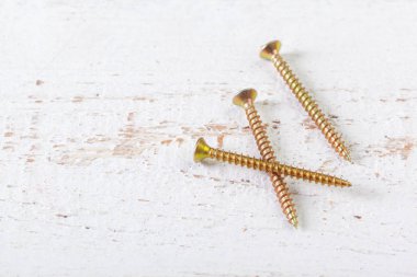 Tahta bir masada vidalar