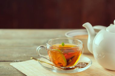 Tahta masada bir fincan çay.