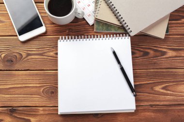 Ofis resepsiyon masa üstü görünümü. Ahşap masa boş sayfaları ile not etmek