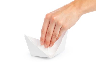 Kağıt gemi içinde bir el