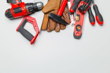 beyaz zemin üzerinde birçok araç