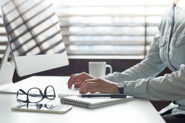 ofisinde çalışan iş kadını