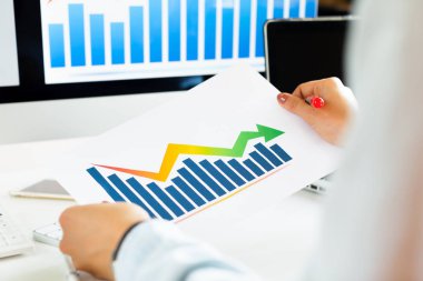 ofisinde çalışan profesyonel iş kadını