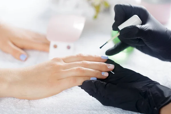 Mains Femme Recevant Une Manucure Dans Salon Beauté — Photo