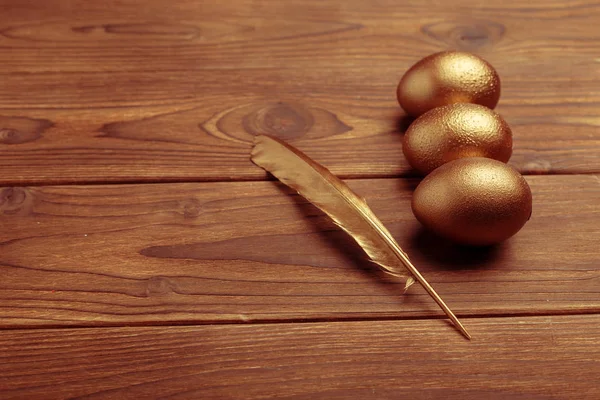 Ahşap Masa Üzerinde Altın Yumurta — Stok fotoğraf