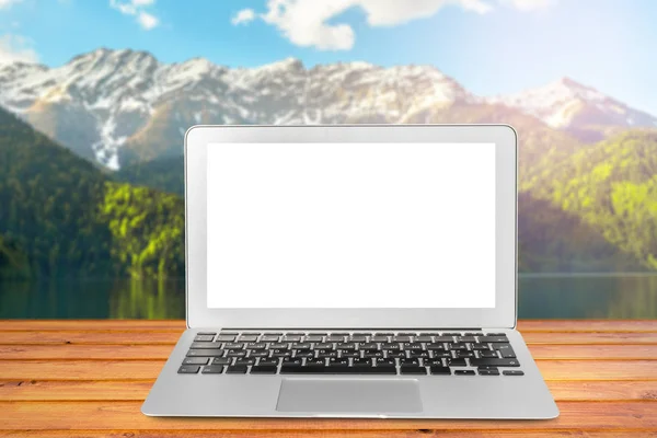 Laptop Blank Screen Table — Stock Photo, Image