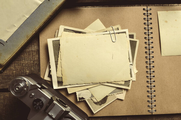 старые фотографии на деревянном столе
