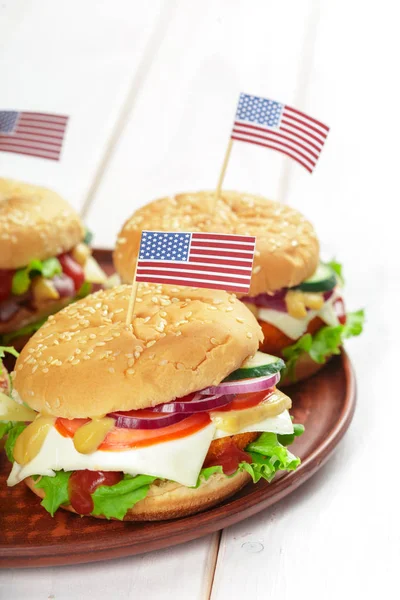 Comida Rápida Hamburguesa Casera Sobre Fondo Madera — Foto de Stock