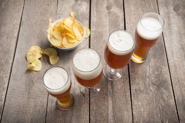 ahşap arka plan bira gözlük