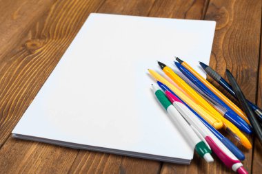 Boş kağıt ve kalem ahşap tablo