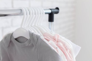 Askı asılı renkli çocuk giyimi