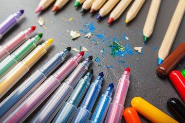 renkli kalemler gri masaya döşeme