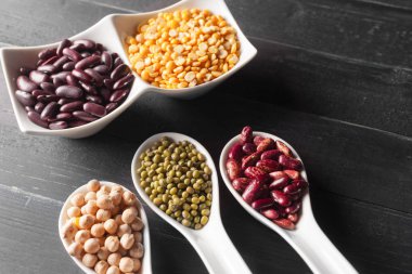 ahşap zemin üzerine karışık ham kuru fasulye