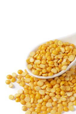 Kuru sarı beyaz arka plan üzerinde izole bezelye yığını