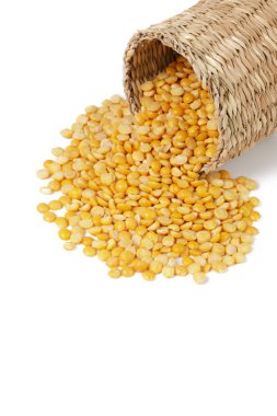 Kuru sarı beyaz arka plan üzerinde izole bezelye yığını