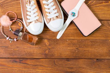 Ahşap arka plan üzerinde farklı kadın aksesuarları