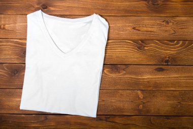 Temel pamuk t-shirt üzerinde ahşap arka plan